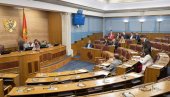 МИЛО ИГНОРИШЕ АКТЕ: Посланици наставили скупштинску расправу без опозиције