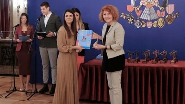 ЗВЕЗДЕ БЕОГРАДА УРУЧЕНЕ ЗАСЛУЖНИМ ПОЈЕДИНЦИМА И ИНСТИТУЦИЈАМА: Додела награда у Старом двору