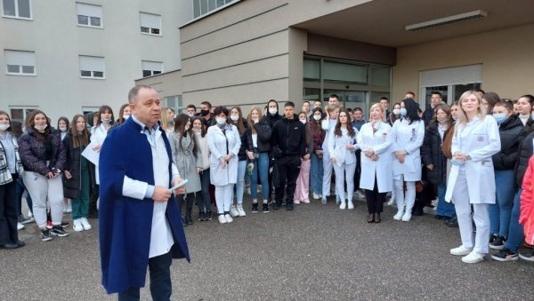 “ДАН ОТВОРЕНИХ ВРАТА” У БИЈЕЉИНСКОЈ БОЛНИЦИ: Дружење основаца са медицинарима