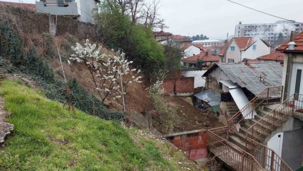 ЕВАКУАЦИЈА СТАНАРА ЗБОГ КЛИЗИШТА: Срушио се део потпорног зида у једној од лесковачких улица