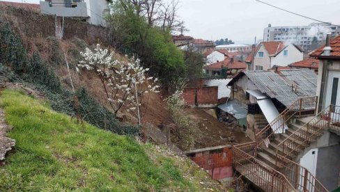 EVAKUACIJA STANARA ZBOG KLIZIŠTA: Srušio se deo potpornog zida u jednoj od leskovačkih ulica
