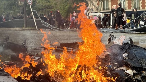 НОВОСТИ НА УЛИЦАМА ПАРИЗА: На улице изашло 400.000 људи, бесни грађани поливали полицију киселином (ФОТО)