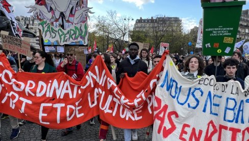 MASE LJUDI NA PRVOMAJSKIM POVORKAMA U FRANCUSKOJ: Protiv penzijske reforme na Prazniku rada
