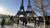 NIJE FATAMORGANA: Dve Ajfelove kule u Parizu (FOTO)