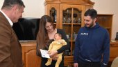 ZA 39 BEBA  PO 40.000 DINARA: Opština Pećinci nastavila sa uručivanjem jednokratne novčane pomoći novorođenčadima