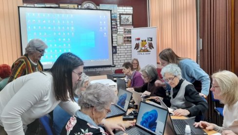 И ОНЕ БИ ДА СЕ ДИГИТАЛИЗУЈУ: Фантастична слика из Бора - старије госпође откривају свет компјутера
