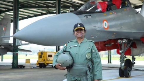 SA 64. GODINE ZA KONTROLAMA SUHOJA: Indijska predsednica letela u lovcu Su-30 (VIDEO)