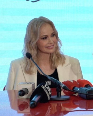 ОСВОЈИЛА МЕ ЈЕ ЕНЕРГИЈОМ: Певач не крије емоције према Јелени Розги (ФОТО)