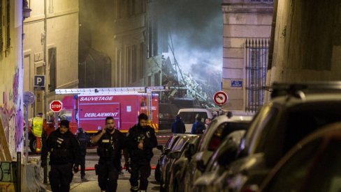ЉУДИ И ДАЉЕ ЗАТРПАНИ ИСПОД РУШЕВИНА: После рушења четвороспратнице у Марсеју избио пожар, ватрогасци се боље са стихијом (ФОТО)