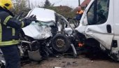 ТЕШКА НЕСРЕЋА КОД КРАГУЈЕВЦА: Камион у директном судару преполовио аутомобил, три особе повређене (ФОТО)