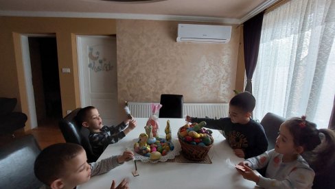 LJUBAV I VERA ČUVAJU PORODICU:  Mirjana i Mladen Krstić u Subotici u duhu pravoslavlja odgaja petoro dece