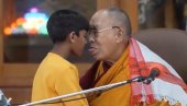 ОН ЈЕ ИЗНАД ЧУЛНИХ ЗАДОВЉСТАВА Шеф тибетанске владе: Тражењем од дечака да сиса језик Далај Лама показао невину и привржену страну