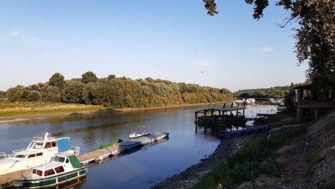 ŠETALIŠTE NAD DUNAVOM : U Starom Slankamenu preko reke se gradi pešački prelaz na pontonima