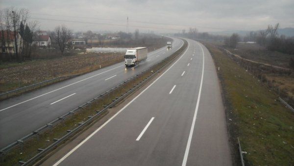 ТРИ СЛЕТАЊА СА ПУТА И ЈЕДАН СУДАР: Четири саобраћајне незгоде на ауто-путу код Лесковца