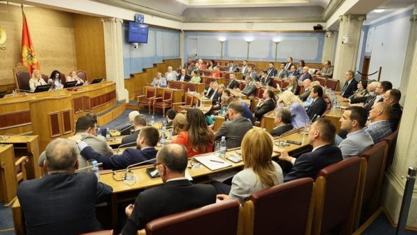 МИЛОВ УКАЗ УСКРАЋУЈЕ ЛЕГИТИМИТЕТ: Одлуке посланика су уставноправно спорне