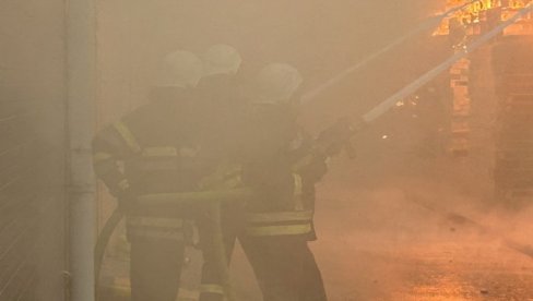 ВАТРЕНА СТИХИЈА ЗАХВАТИЛА ПЕТ КУЋА У НИЗУ: Четири особе повређене у пожару