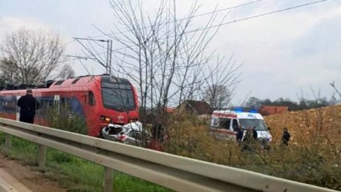 ЈОШ ЈЕДНА ТЕШКА НЕСРЕЋА НА ПРУЗИ: Сударили се камион и путнички воз код Ваљева, погинуо мушкарац