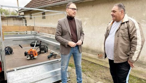 OSNAŽENA ROMSKA PORODICA: Opština Kula poklonila alat porodici Dalibora Useinovića u Sivcu