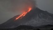 ПЕПЕО ПРЕКРИО РУСКА СЕЛА: Ерупција вулкана Шивелуч на Камчатки - издато црвено упозорење (ВИДЕО)