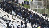 УЖАСНА СЦЕНА НА БАНОВОМ БРДУ: Језиво, навијач Партизана бакљом напао полицајца