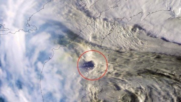 ОБЛАК ПЕПЕЛА ПРЕКРИО НЕБО: Погледајте сателитски снимак ерупције вулкана Шивелуч (ВИДЕО)