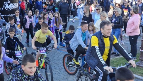 SPORT ZDRAVLJE ČUVA: Više od 1.000 učesnika u rekreativnom programu u Ugljeviku, na biciklu i načelnik opštine