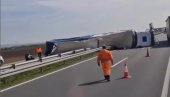 ŠLEPER SE PREVRNUO PREKO BANKINE I ZAUZEO OBE TRAKE: Saobraćajna nesreća na autoputu kod Sremske Mitrovice (VIDEO)
