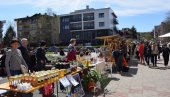 USKRŠNJI BAZAR OKUPIO DESPOTOVČANE Mnoga zanatska udruženja predstavila svoje proizvode