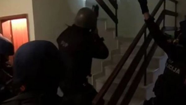 СКАНДАЛ У ЦРНОЈ ГОРИ: Полицајци кренули у хапшење Нена Калуђеровића па упала у погрешан стан на Цетињу