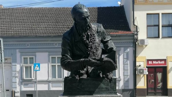 У ВРШЦУ ОТКРИВЕН СПОМЕНИК НИКИТИ ТОЛСТОЈУ: Кип тежак четири тоне открио амбасадор Русије