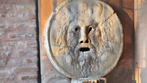 КО СЛАЖЕ ИСПРЕД ЊИХ УСТА ИСТИНЕ ЋЕ МУ ОДГРИСТИ РУКУ: Језива легенда мермерног рељефа у Риму која леди крв у жилама (ФОТО)