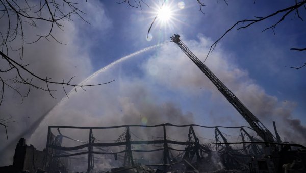 ГУСТ И ОТРОВАН ДИМ ПРЕКРИО НЕБО: Пожар у индустријској зони Индијани и даље бесни (ФОТО)