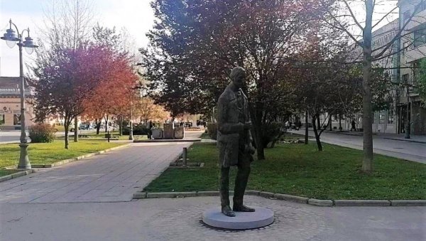 ДОБАР ДАН, ГОСПОДИНЕ СТЕРИЈА: Споменик славном књижевнику поново постављен у Руски парк у Вршцу (ФОТО/ВИДЕО)