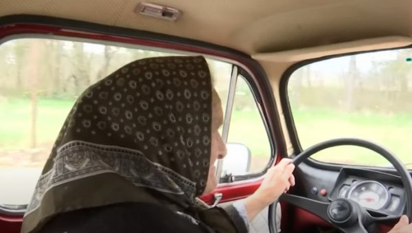 НИКАД НИЈЕ КАСНО: Први пут села за волан у 81. години - Погледајте како бака Винка учи да вози (ВИДЕО)