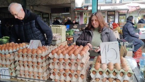 IZNENAĐENJE NA ZELENOJ  PIJACI U PARAĆINU: Na Veliki petak jaja i za 15 dinara (FOTO)