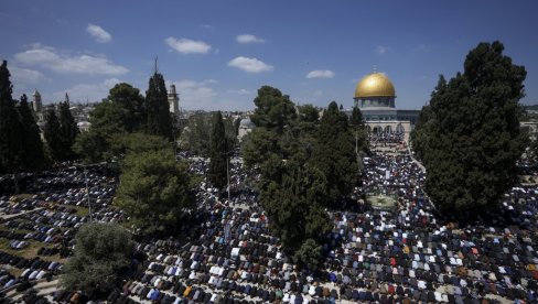 POLICIJA OBEZBEĐIVALA SKUP: Veliki broj muslimana prisustvovao molitvi u Al Aksi
