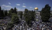 ПОЛИЦИЈА ОБЕЗБЕЂИВАЛА СКУП: Велики број муслимана присуствовао молитви у Ал Акси