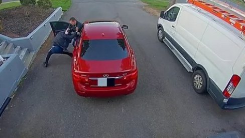 SAM PROTIV ČETVORICE: Čoveku pokušali da ukradu automobil usred bela dana (VIDEO)