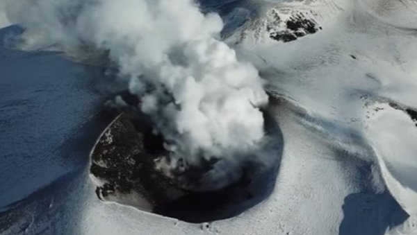 ДРУГИ ПУТ У ДВА ДАНА: Вулкан Ебеко избацио пепео три километра у вис