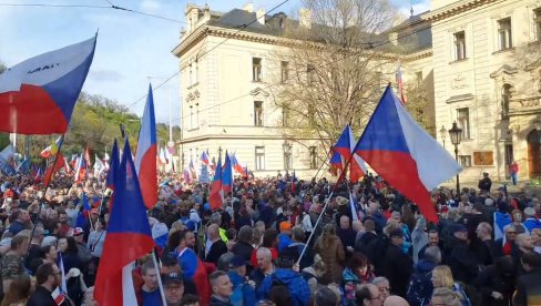 ČESI USTALI PROTIV SIROMAŠTVA: Veliki protest u centru Praga (VIDEO)