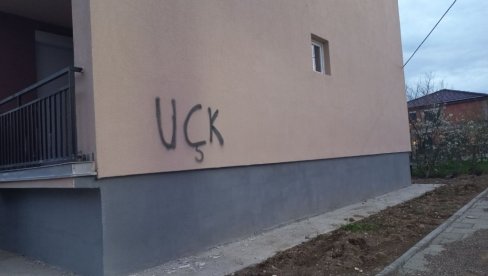 НЕ ДАЈУ СРБИМА МИРА НИ НА ВАСКРС: Графити тзв. ОВК на зградама и ауту у Косовској Митровици