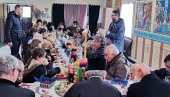 VASKRŠNJI RUČAK  ZA BESKUĆNIKE: Dobrotvorna ustanova Eparhije bačke okupila siromašne u Novom Sadu