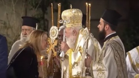 SNIMAK KOJI OBILAZI SVET: Grčka poslanica celivala krst, pa joj planula kosa (VIDEO)