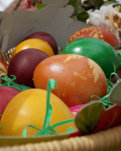 TRIKOVI KOJE MORATE ŠTO PRE NAUČITI: Evo kako da vam uskršnja jaja ne pucaju, a boja bude savršena