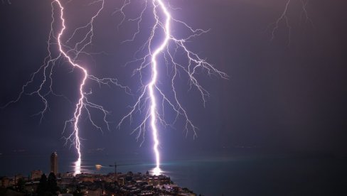 РХМЗ ИЗДАО ХИТНО УПОЗОРЕЊЕ: Стиже страховита олуја у Београд, угрожена безбедност људи и животиња