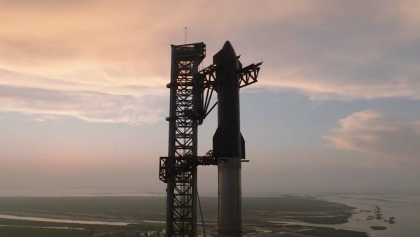 ТРЕНУТАК ЗА ИСТОРИЈУ: Илон Маск лансира најмоћнију ракету икада (ВИДЕО)