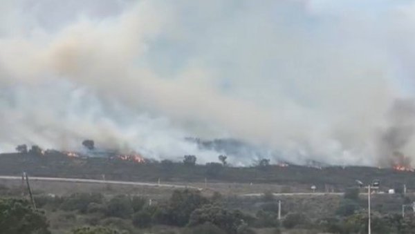 НА ТЕРЕНУ СТОТИНЕ ВАТРОГАСАЦА: Пожар на југу Француске се шири, ватра прешла границу са Шпанијом (ВИДЕО)