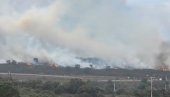 НА ТЕРЕНУ СТОТИНЕ ВАТРОГАСАЦА: Пожар на југу Француске се шири, ватра прешла границу са Шпанијом (ВИДЕО)