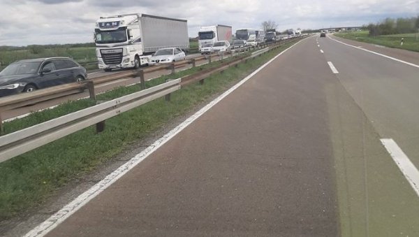 КОЛОНА ДУГА 10 КИЛОМЕТАРА: Велики застој на аутопуту код Велике Плане - огромна гужва и на Милошу Великом