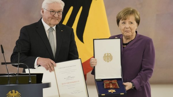 НАЈВИШЕ НЕМАЧКО ПРИЗНАЊЕ ЗА БИВШУ КАНЦЕЛАРКУ: Председник Штајнмајер уручио Велики крст за заслуке Меркеловој